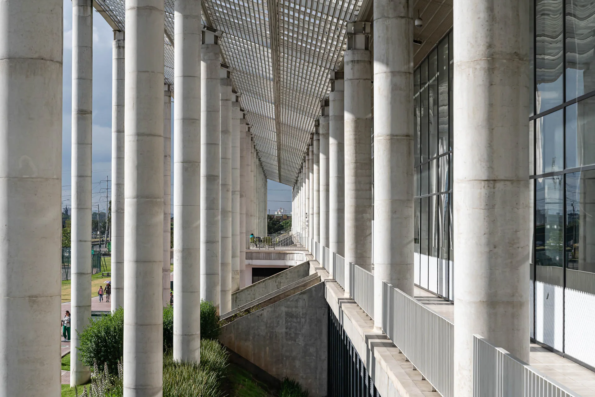 Fachada geométrica de concreto expuesto del Centro de Felicidad (CEFE) El Tunal en Bogotá por FP Arquitectura.